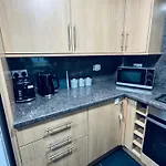Queens Townhouse - 4 Bedrooms - Sleeps 9 דירה