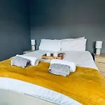 Queens Townhouse - 4 Bedrooms - Sleeps 9 דירה
