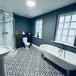 Queens Townhouse - 4 Bedrooms - Sleeps 9 דירה *