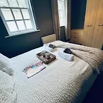 Queens Townhouse - 4 Bedrooms - Sleeps 9 *