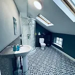 Queens Townhouse - 4 Bedrooms - Sleeps 9 * ווייט הייבן