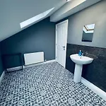 Queens Townhouse - 4 Bedrooms - Sleeps 9 דירה