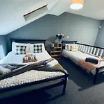 דירה Queens Townhouse - 4 Bedrooms - Sleeps 9 ווייט הייבן