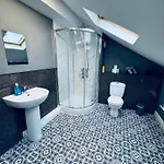 Queens Townhouse - 4 Bedrooms - Sleeps 9 *