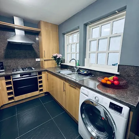 Queens Townhouse - 4 Bed Apartment *