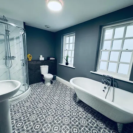 Queens Townhouse - 4 Bedrooms - Sleeps 9 Daire *