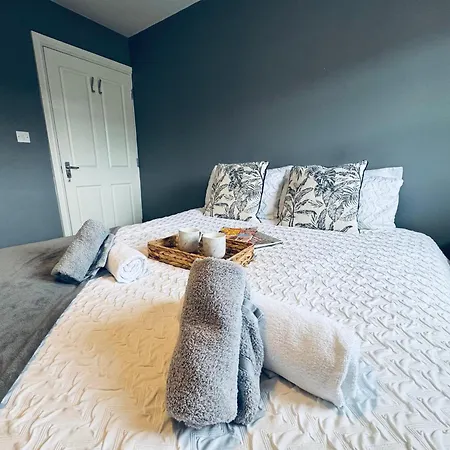 Daire Queens Townhouse - 4 Bedrooms - Sleeps 9 *