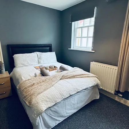 Queens Townhouse - 4 Bedrooms - Sleeps 9 Daire *