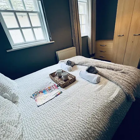 Queens Townhouse - 4 Bedrooms - Sleeps 9 *