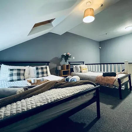 Queens Townhouse - 4 Bedrooms - Sleeps 9 Daire *