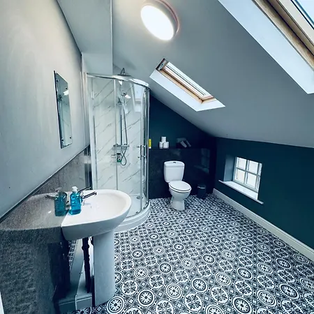 Queens Townhouse - 4 Bedrooms - Sleeps 9 * 怀特黑