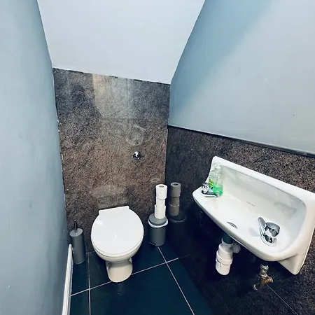 Queens Townhouse - 4 Bedrooms - Sleeps 9 *