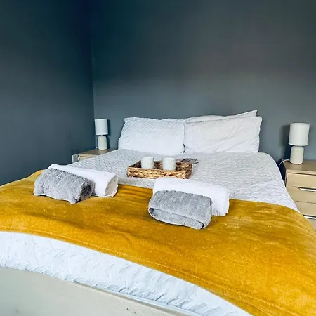 Queens Townhouse - 4 Bedrooms - Sleeps 9 Lägenhet