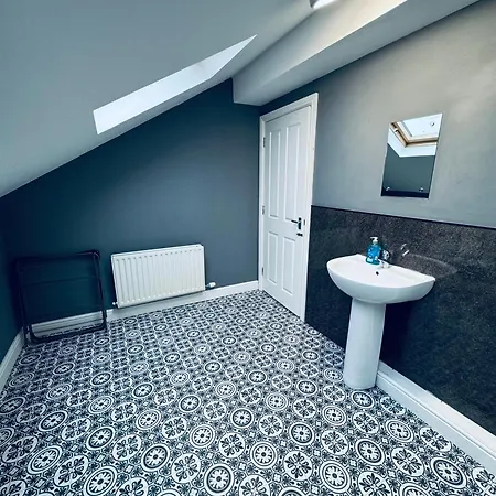 Queens Townhouse - 4 Bedrooms - Sleeps 9 Lägenhet