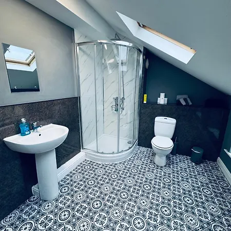 Queens Townhouse - 4 Bedrooms - Sleeps 9 *